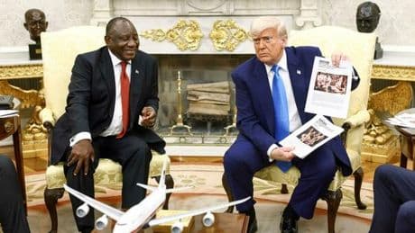 Casa Bianca, Trump mostra foto del «genocidio» di agricoltori bianchi in Sudafrica, ma le immagini sono del Congo