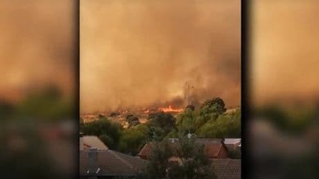Un gran incendio a las afueras de Madrid obliga a confinar una urbanización y se acerca a tres pueblos del sur
