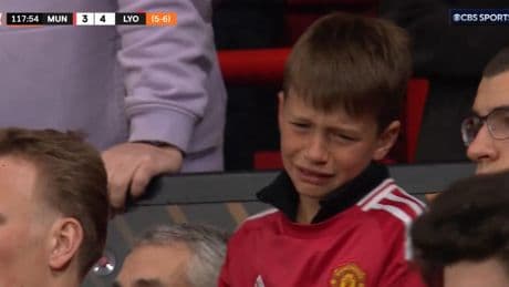 Manchester Utd-Lyon : des larmes à l’euphorie en 90 secondes, les images d’un jeune fan anglais font le tour de la toile