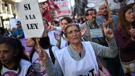 A Buenos Aires, des milliers de personnes défilent après les veto présidentiels à des hausses de financements publics pour l’université et la santé