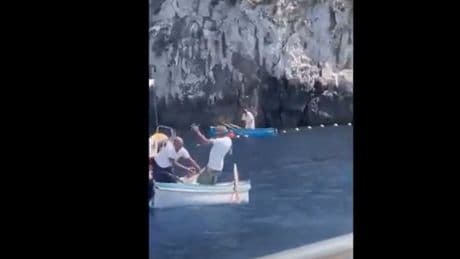 Capri, la rissa tra battellieri davanti alla Grotta Azzurra: un barcaiolo spinge un collega in acqua