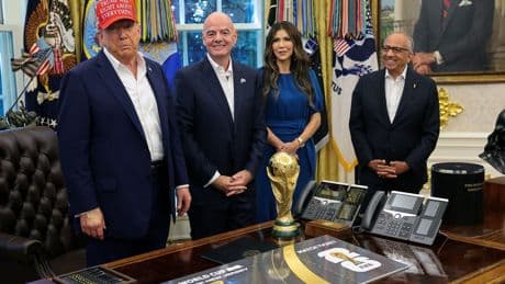 Donald Trump erscheint mit seltsamem Fleck an der Hand