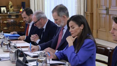 La reina Letizia rescata uno de sus mejores looks de 'working girl': lo firma El Corte Inglés y es de un color infalible