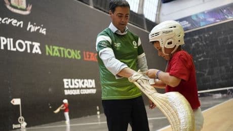 Pradales arropa a la selección vasca de pelota