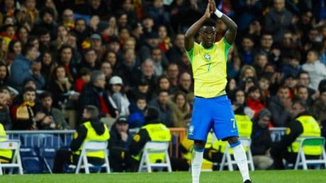 El color de la camiseta de la selección de fútbol de Brasil se convierte en eje de una batalla política: ¿podría ser roja?