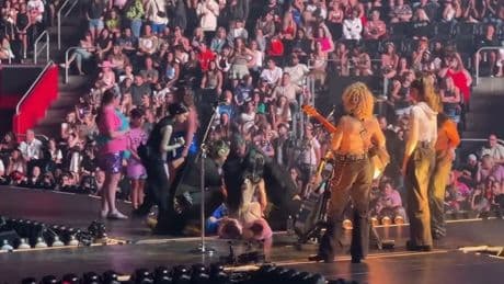 Susto de Katy Perry en pleno concierto tras desplomarse una fan en el escenario: "Tú puedes, respira"