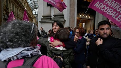 Doorbraak voor lesbische stellen in Italië: beide moeders kunnen bij geboorte als ouder worden erkend
