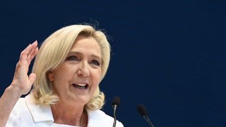Marine Le Pen a "demandé" à Jordan Bardella "de se préparer" pour l'élection présidentielle de 2027
