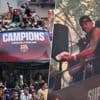 KIJK. En plots verblijden de fans Yamal met hamburgers: Barcelona-spelers trekken met open bus door de stad voor uitzinnige titelparade