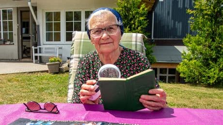 Uroma Nina (86) notiert darin alle Namen - Für meine 100 Urenkel brauch ich ein Notizbuch
