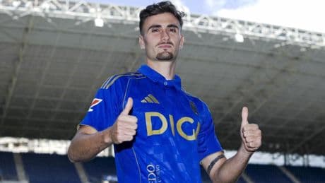 El Real Oviedo cierra la cesión de Álex Forés, procedente del Villarreal