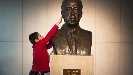 La mairie de Nancy porte plainte après la destruction d’une plaque en hommage à Yitzhak Rabin, ancien premier ministre israélien et Prix Nobel de la paix
