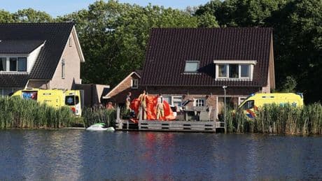 Jetskiër (47) overleden na botsing met kabel van veerpont over de Amstel