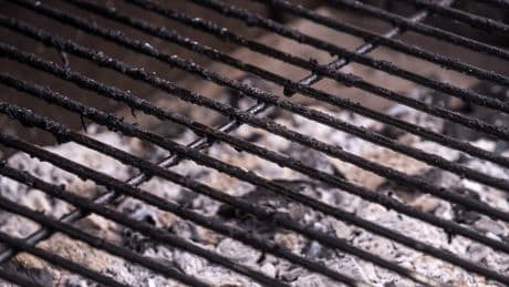 Grillrost reinigen: Ein Hausmittel macht ihn schnell sauber