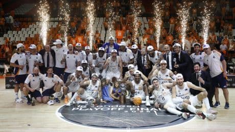 El Real Madrid tapona con temple y acierto al Valencia y se proclama campeón