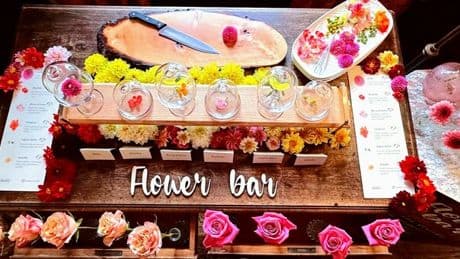 Assaggiare fiori? Con il Flower Bar di Amélie, per curiose degustazioni floreali a domicilio, tra matrimoni ed eventi
