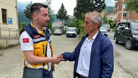 Arıcı bile bu hataya düştü: Deli bal neredeyse canına mâl oluyordu! Ölümden döndükten sağlık çalışanının yanına koştu