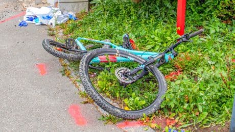 Von Auto erfasst - Radfahrer (11) prallt gegen Gartenmauer und stirbt