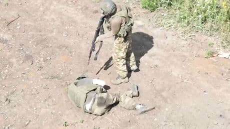 Putin lässt eigene Soldaten hinrichten - Warum ist die russische Armee so grausam?