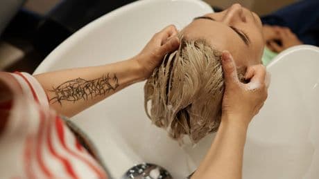 Lilastich in den Haaren entfernen: Diese Hausmittel können helfen