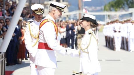 La guardiamarina Leonor de Borbón concluye su formación en la Academia Naval Militar con un caluroso abrazo del Rey