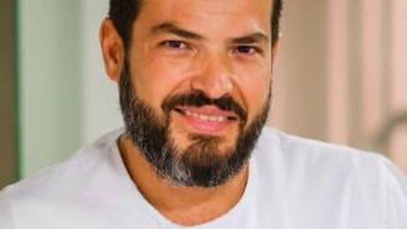 Antonio Clemente, dermatólogo: "A mis pacientes les digo que las dermatitis no se quitan a base de cremas hidratantes, sino con un tratamiento dermatológico"