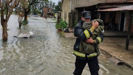Un fuerte temporal provoca la muerte de una mujer y obliga a evacuar a más de cien personas en Argentina