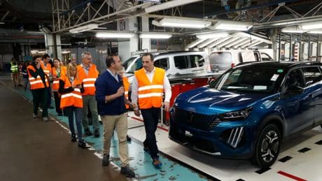 El nuevo CEO de Stellantis continua con su gira por Europa y visita la planta de Vigo