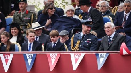Charles III, Kate Middleton, William... La famille royale assiste à la parade des 80 ans de la fin de la Seconde guerre mondiale