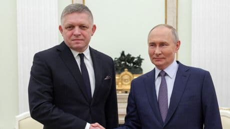 «Un porte-voix de la propagande du Kremlin»:  le slovaque Robert Fico, seul dirigeant de l’UE au défilé du 9 mai à Moscou