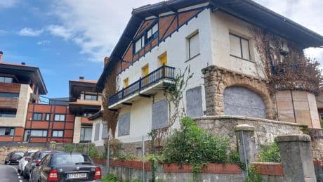 Desalojan una casa en el centro de Neguri que llevaba más de 5 años okupada