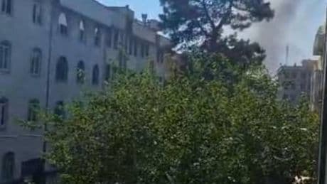 Teheran, colpita la tv di Stato. La gente scappa dalla città
