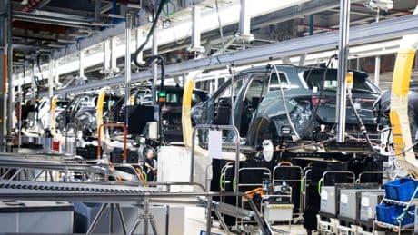 La industria reduce en seis puntos su aportación a la economía desde el 2000