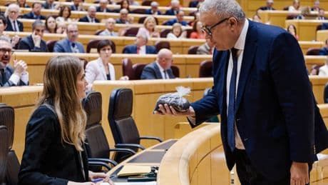 Un senador regala a una estupefacta Sara Aagesen una bolsa con residuos mineros tóxicos