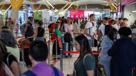 El aeropuerto de Barajas se desborda por la falta de personal en los controles de acceso de la T-4