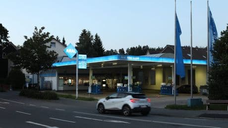 Neckarsulm: Hybrid-Volvo geht an Tankstelle plötzlich in Flammen auf