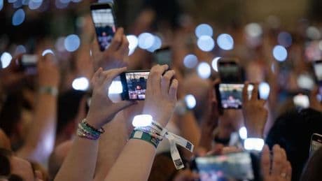 Musik: Kameras aus! Wieso Handys bei manchen Konzerten tabu sind