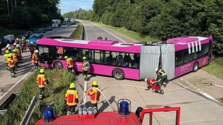 A24 zwischen Hamburg und Berlin: Ersatzbus der Deutschen Bahn verunglückt - fünf Verletzte