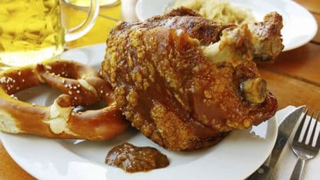 Bayern: Mann greift Frau mit Schweinshaxe an – Zeuge überwältigt ihn
