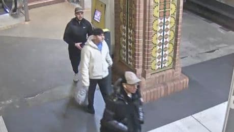 Polizei fahndet: Trio droht 16-Jährigem mit Messer und beraubt ihn
