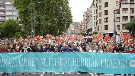 Miles de personas reivindican en Bilbao el derecho a decidir