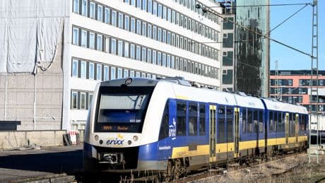 An unbeschranktem Bahnübergang: Auto und Zug stoßen in Braunschweig zusammen