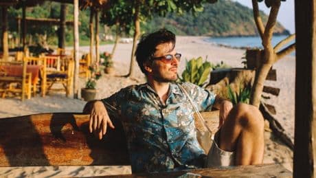Ocho camisas hawaianas para dar personalidad a tus 'outfits'