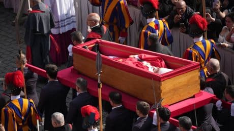 La capilla ardiente del Papa en la Basílica de San Pedro