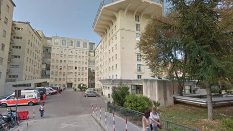 Sfugge ai genitori e va in auto sotto al sole: muore bimbo di 4 anni