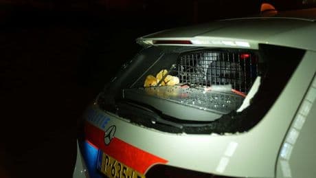 Agenten bekogeld met vuurwerk bij illegale carmeeting in Budel-Dorplein
