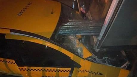 Sakarya'da feci kaza! Taksi demir yüklü kamyonete çarptı, şoför hayatını kaybetti