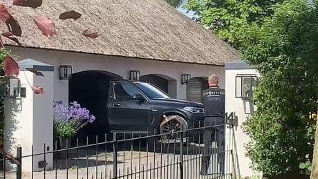 Hier wordt vermoedelijke BMW na doodrijden vrouw weggesleept