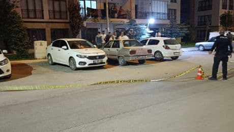Silahlı gruplar arasında kavga: Muhtarın otomobili kurşunlandı, 2 yaralı!