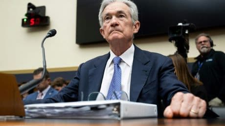 États-Unis: Powell maintient que la Fed peut «attendre» avant de baisser ses taux, malgré les pressions de Trump